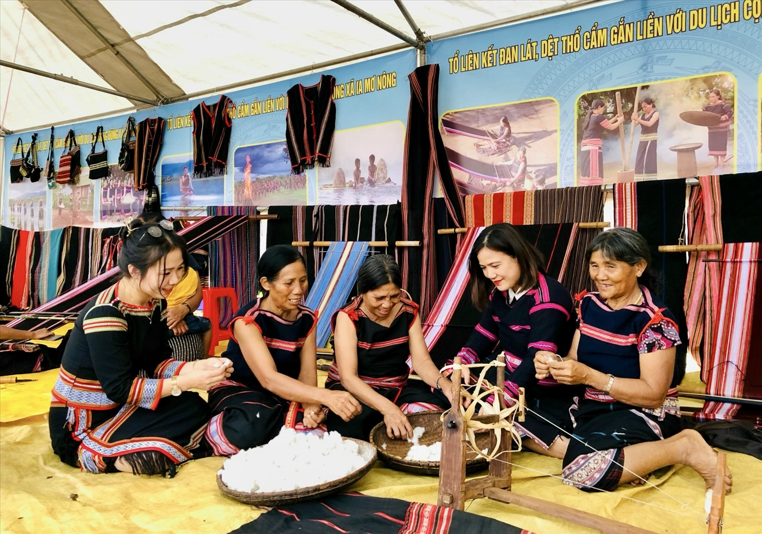 Người dân cùng du khách trải nghiệm cách sợi, dệt vải thổ cẩm của đồng bào Gia Rai tại làng du lịch cộng đồng Ia Mơ Nông, huyện Chư Păh