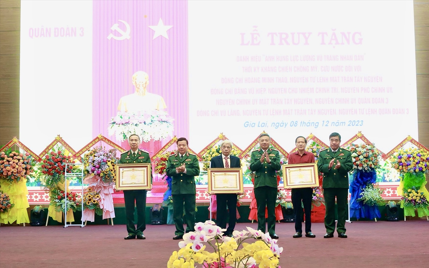 Thừa ủy quyền của Chủ tịch nước, lãnh đạo Tổng cục Chính trị và Quân đoàn 3 trao danh hiệu cho các gia đình thân dân của các Thượng tướng
