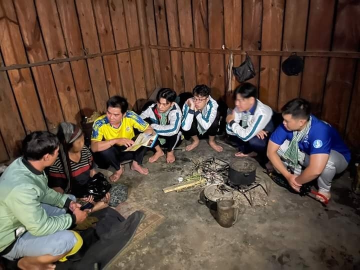 Tình nguyện viên tuyên truyền, vận động đồng bào DTTS trên địa bàn tỉnh Kon Tum xoá bỏ các hủ tục lạc hậu, phong tục không còn phù hợp.