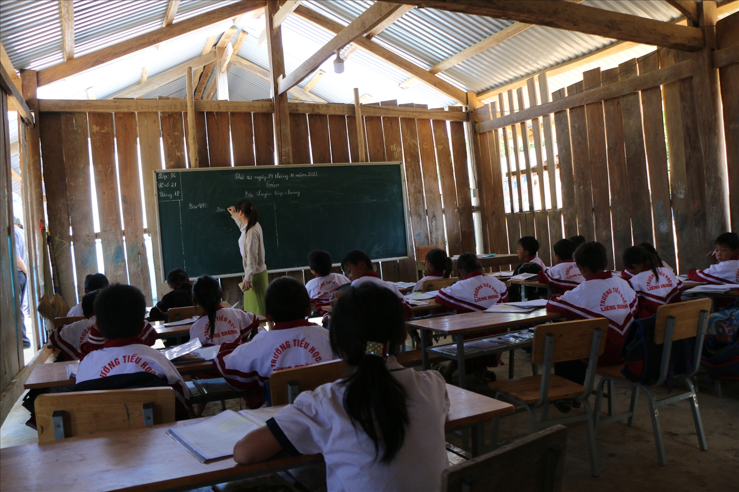 Cô giáo Đặng Thị Hà đứng lớp dạy chữ cho học sinh 