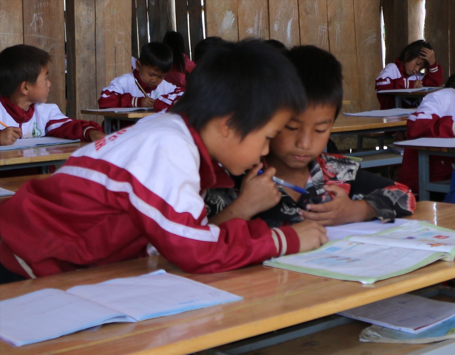 Các em học sinh dân tộc Mông tại điểm trường Tiểu khu 179 thôn 5, xã Liêng Srônh, huyện Đam Rông, tỉnh Lâm Đồng đang trao đổi việc học.