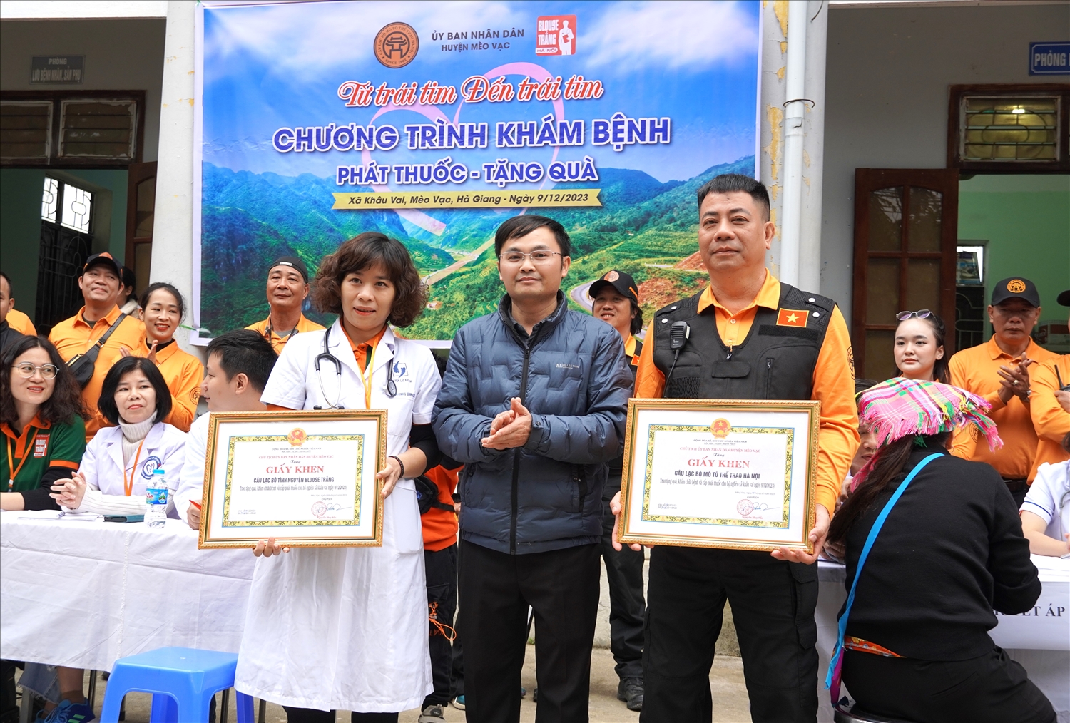 Lãnh đạo xã Khâu Vai trao tặng giấy khen cho CLB tình nguyện Bluose trắng và CLB mô tô thể thao (Hà Nội) có đóng góp trong hoạt động an sinh xã hội trên địa bàn. 
