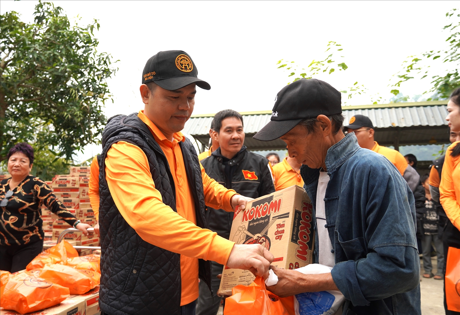 CLB mô tô thể thao (Hà Nội) tặng quà hộ nghèo. 