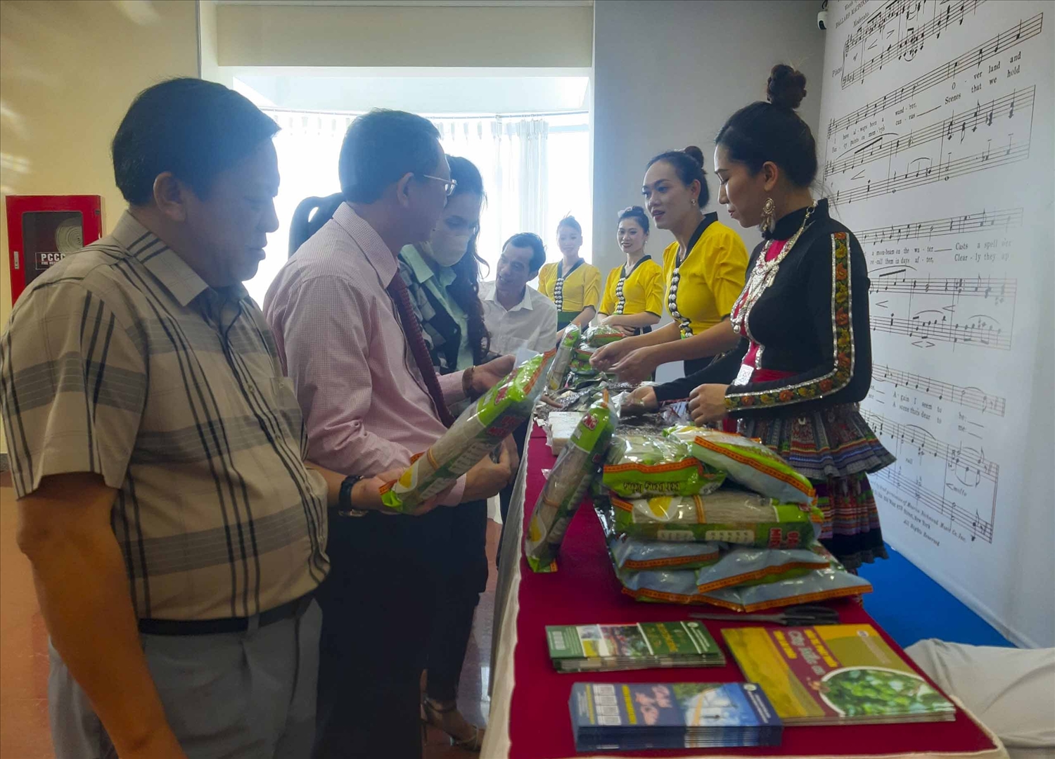 Các đại biểu thăm quan gian hàng trưng bày sản phẩm, ẩm thực của Lai Châu