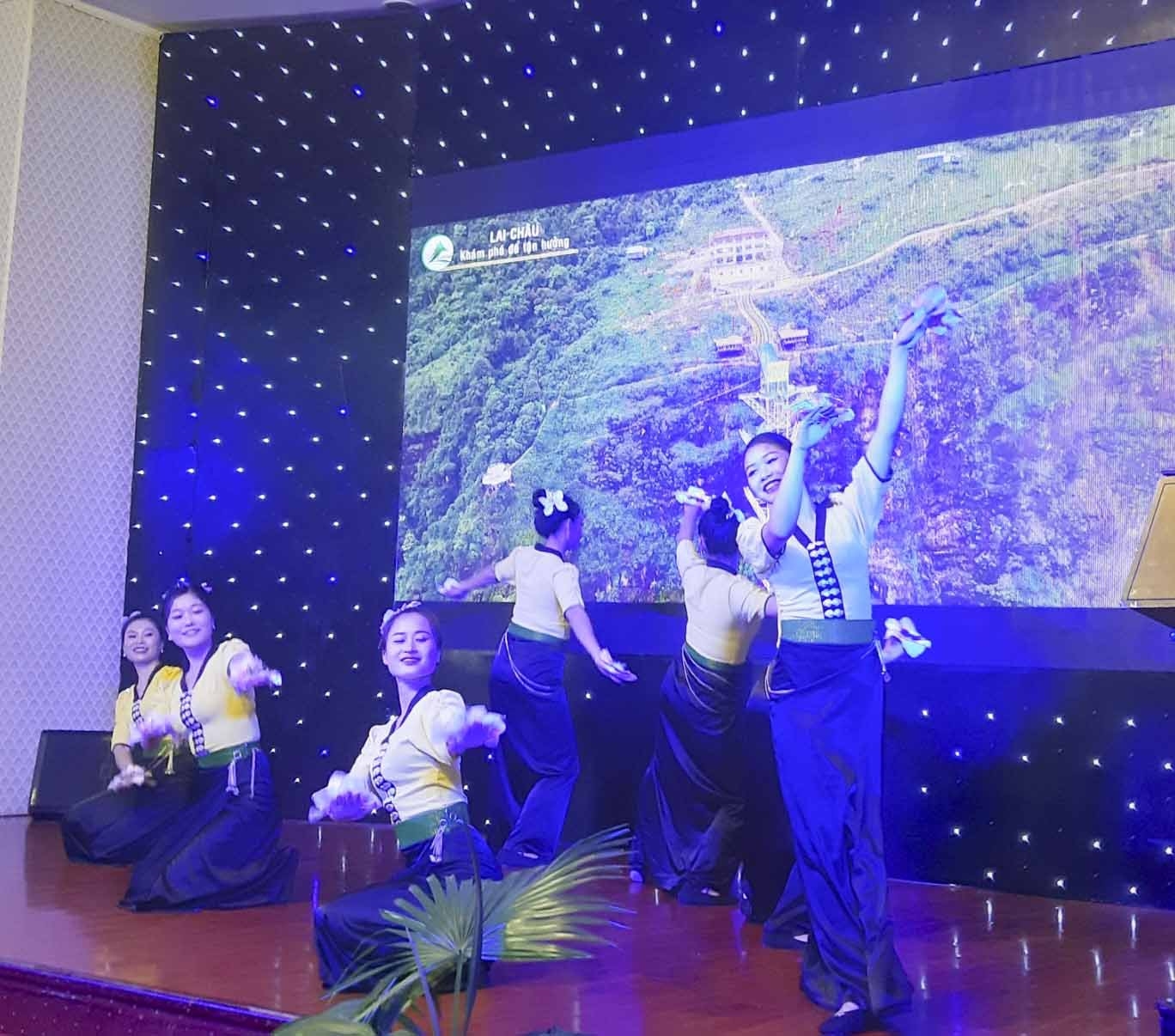 Điệu múa truyền thống của đồng bào DTTS tỉnh Lai Châu được biểu diễn tại Chương trình