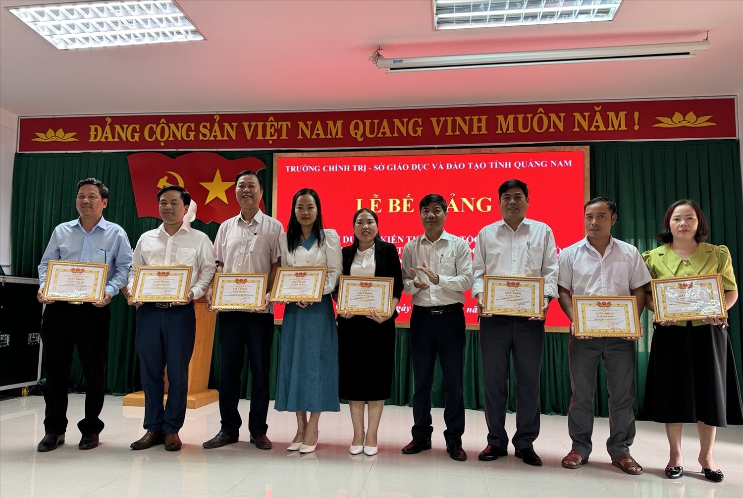 Sở GD&ĐT tỉnh Quảng Nam trao giấy khen cho các học viên xuất sắc. (Ảnh Mỹ Linh)