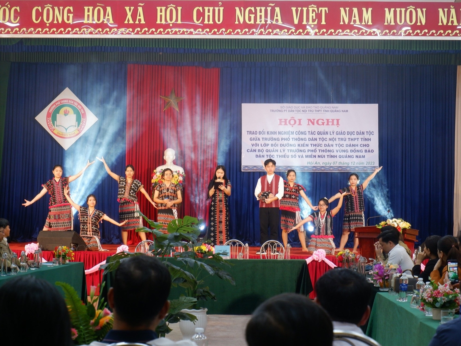 Giao lưu trao đổi kinh nghiệm với Trường PTDTNT THPT tỉnh Quảng Nam. (Ảnh Đỗ Diễm)
