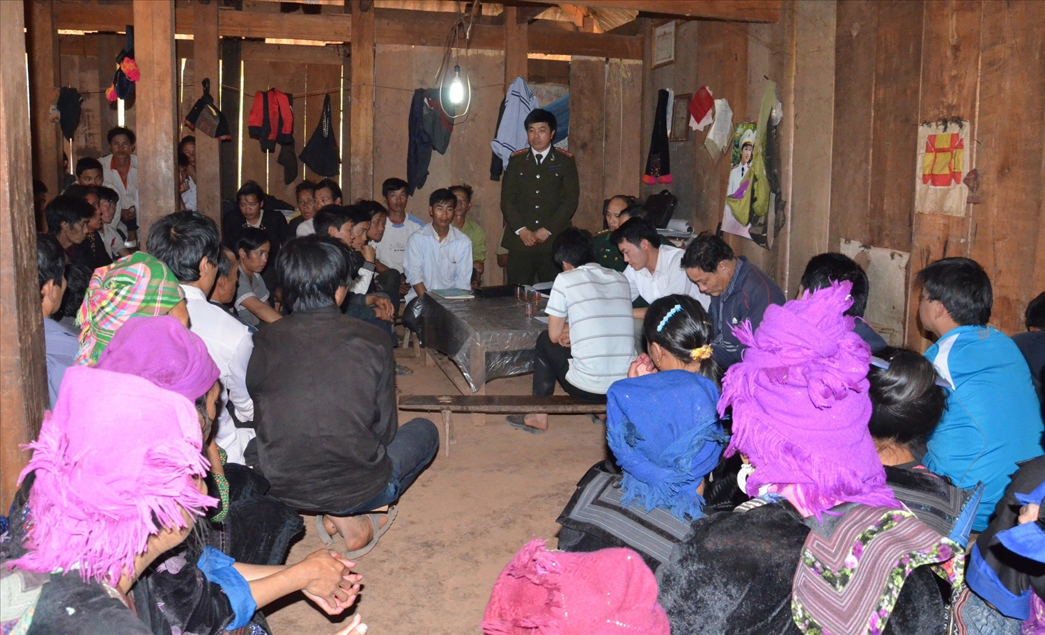 Lực lượng phối hợp Công an và Biên phòng tổ chức tuyên truyền người dân không tin và nghe theo tà đạo, tại khu dân cư vùng dân tộc thiểu số tỉnh Điện Biên.