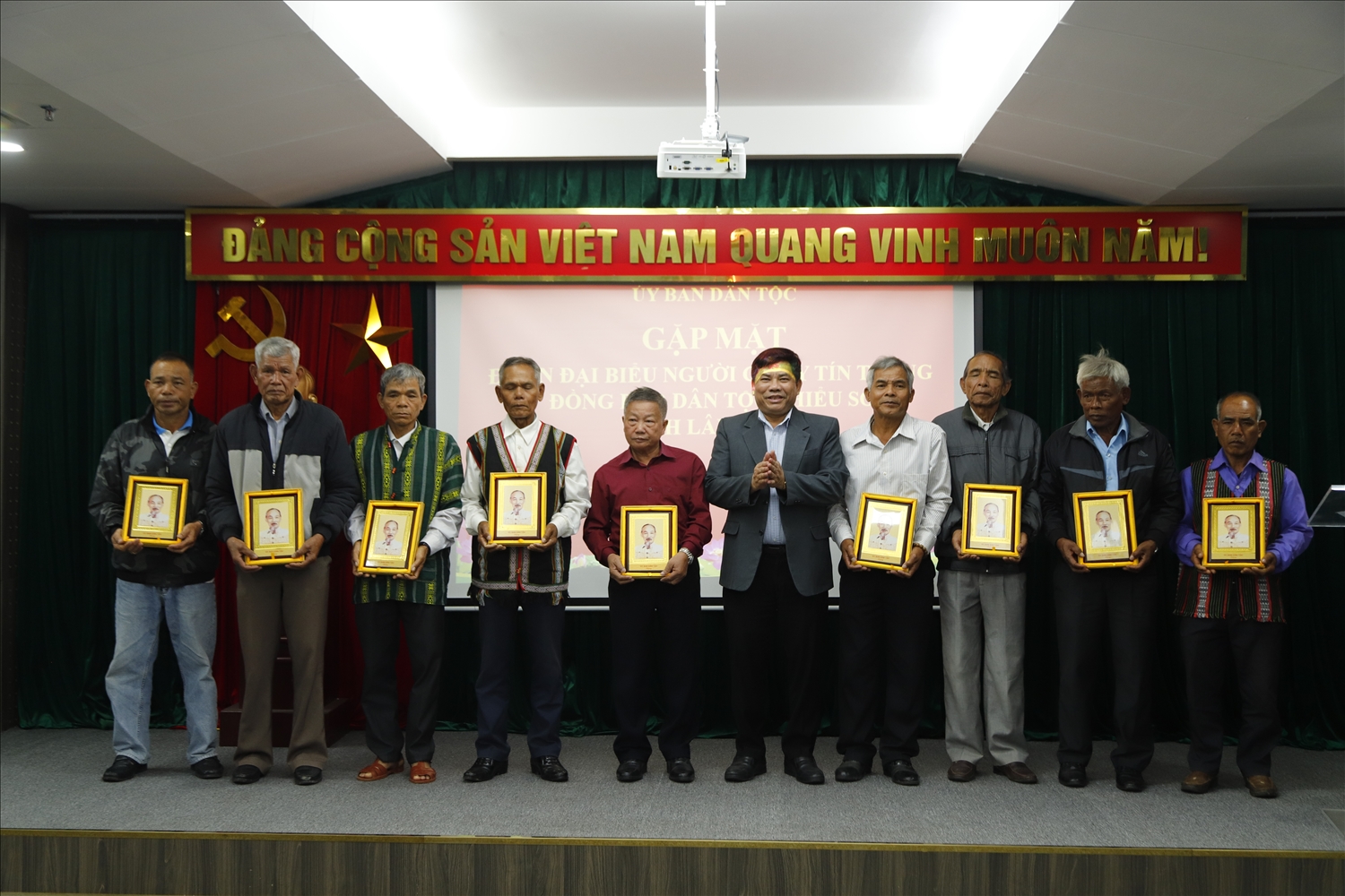 Đoàn gồm 40 đại biểu đại diện cho 473 Người có uy tín trong đồng bào DTTS tỉnh Lâm Đồng