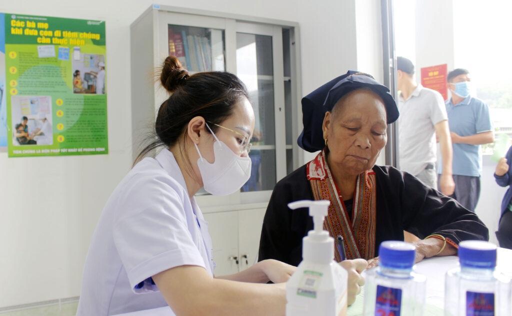 Bác sỹ Bệnh viện sản nhi tỉnh Quảng Ninh thăm khám miễn phí cho người dân vùng cao