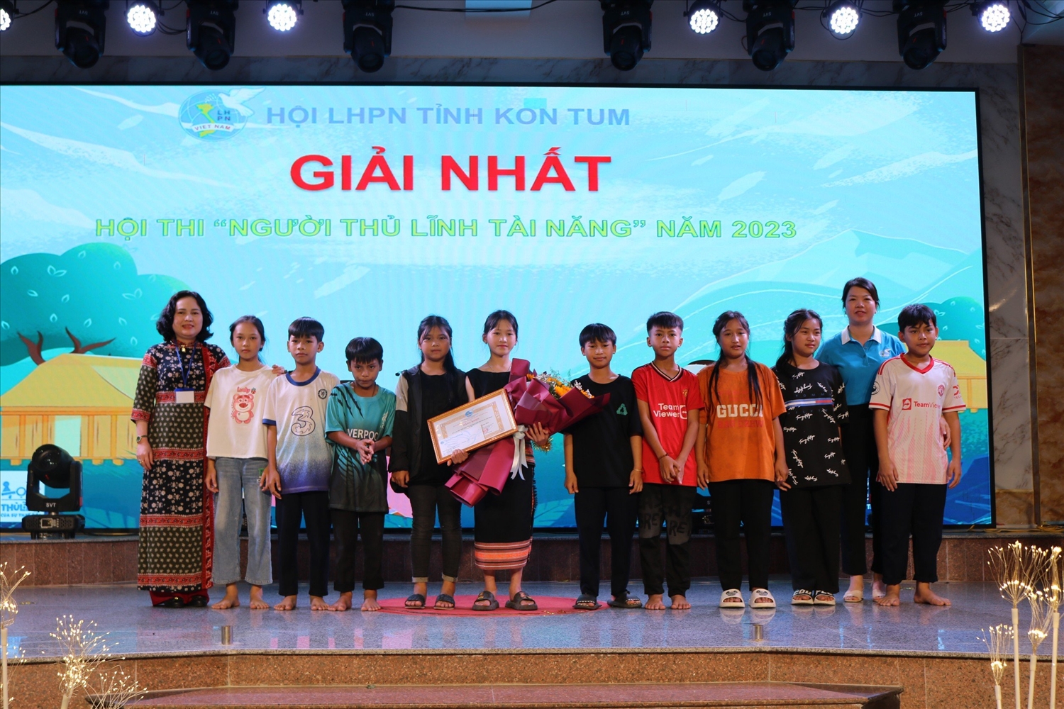 Ban tổ chức trao giải Nhất cho đội thi đến từ huyện Tu Mơ Rông