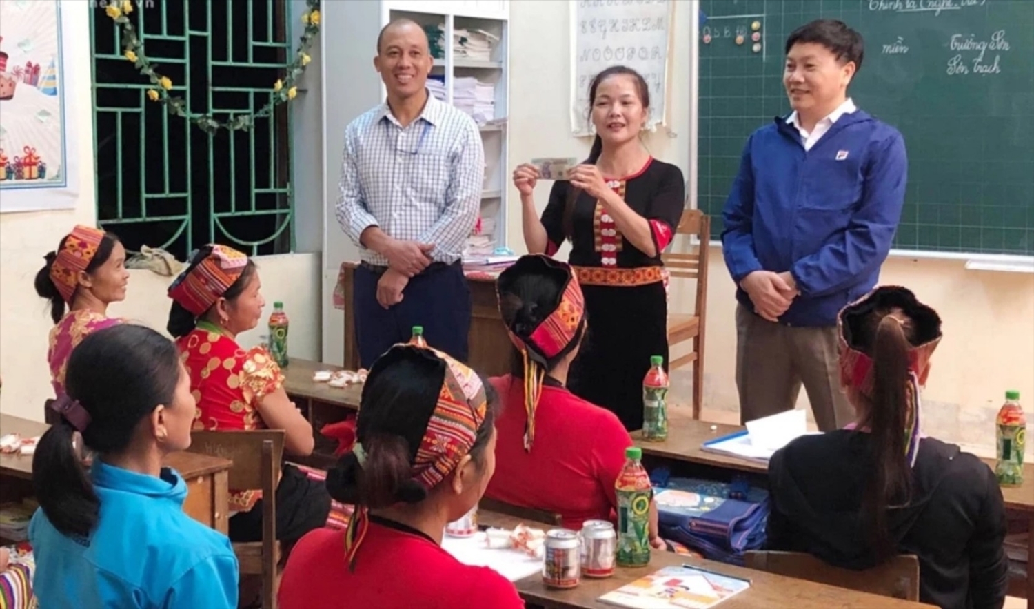Lớp xóa mù chữ ở xã Cam Lâm huyện Con Cuông