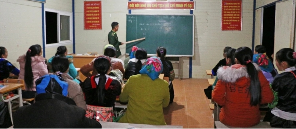 Lớp học xóa mù chữ ở bản Huồi Mới 1 xã Tri Lễ huyện Quế Phong