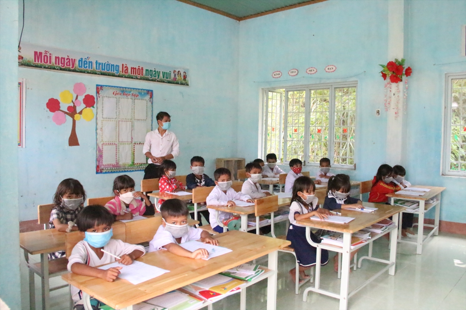 Chính sách tổng thể nhằm bảo đảm mọi HS người DTTS đều có cơ hội bình đẳng trong việc tiếp cận chính sách hỗ trợ phát triển giáo dục. (Trong ảnh: Thầy và trò Trường PTDTBT Tiểu học – THCS Tu Mơ Rông, tỉnh Kon Tum)