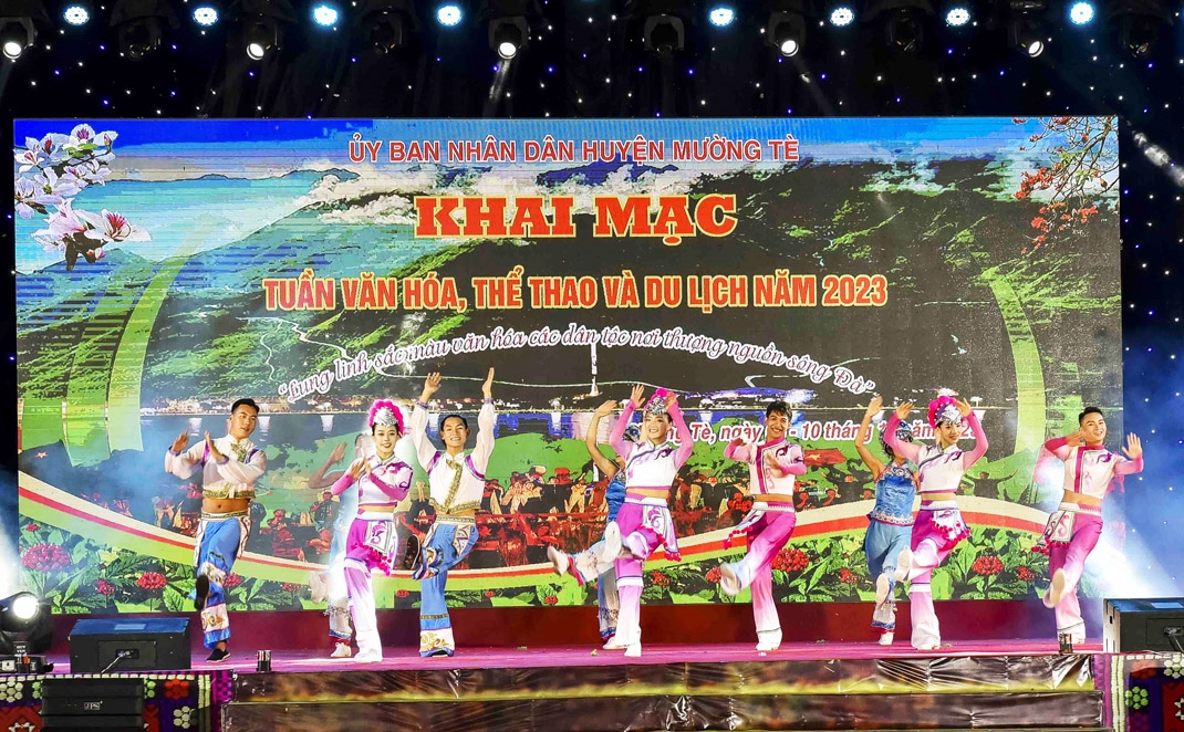Trong phần khai mạc có sự giao lưu của Đội văn nghệ huyện Lục Xuân, tỉnh Vân Nam (Trung Quốc)