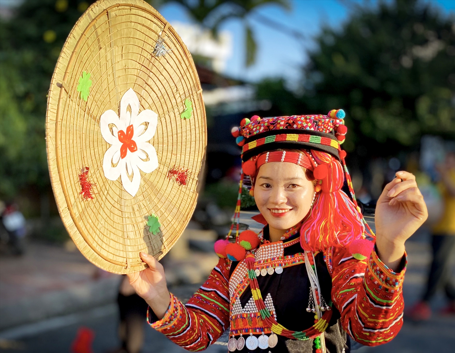 Rực rỡ sắc đỏ trong trang phục truyền thống cùng vành nón lá to là biểu tượng của thiếu nhữ Hà Nhì nơi thượng nguồn sông Đà