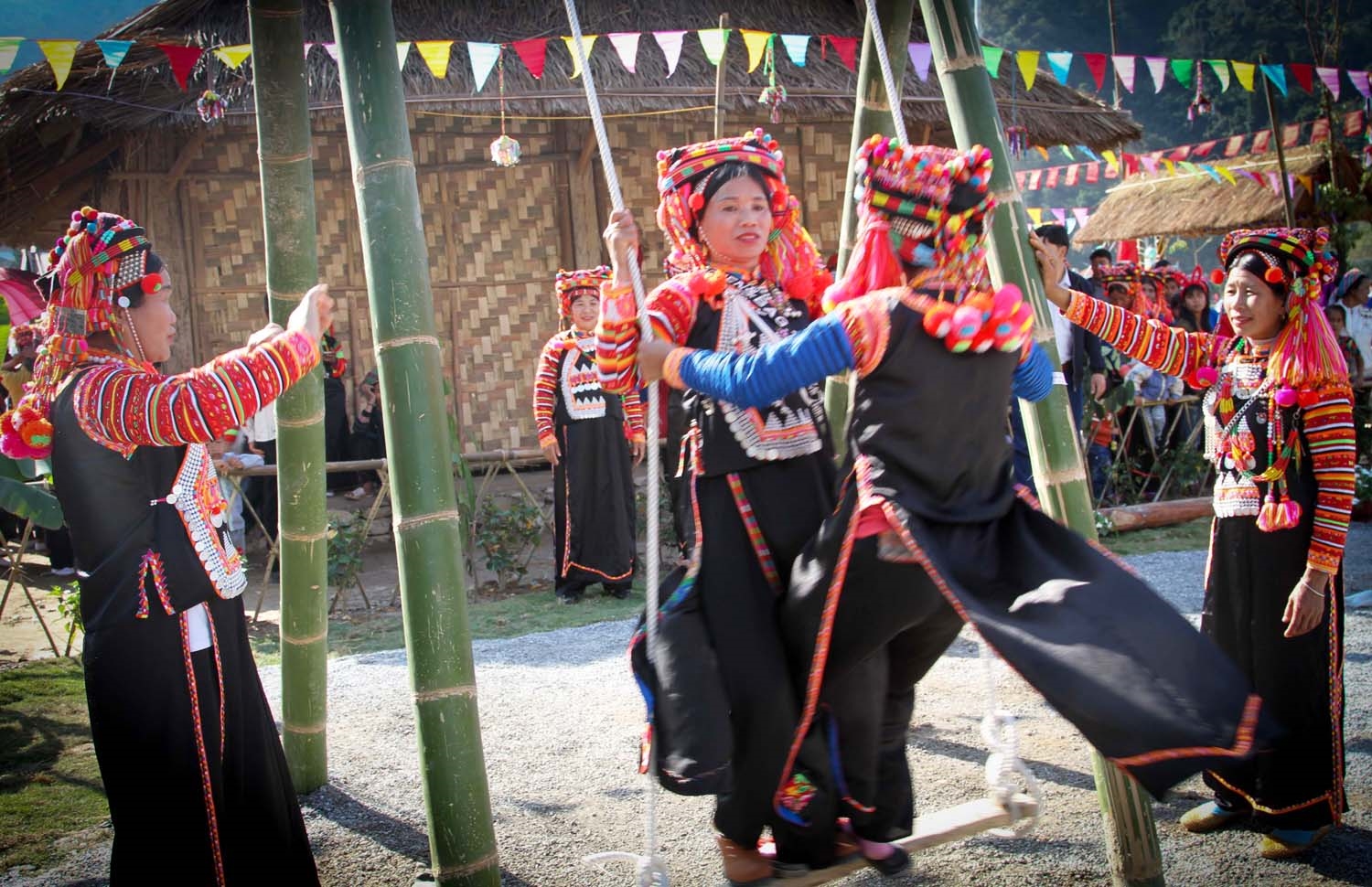Tuần Văn hóa, thể thao và du lịch là dịp đồng bào các dân tộc huyện Mường Tè được gặp gỡ, giao lưu, hòa mình vào các trò chơi dân gian…