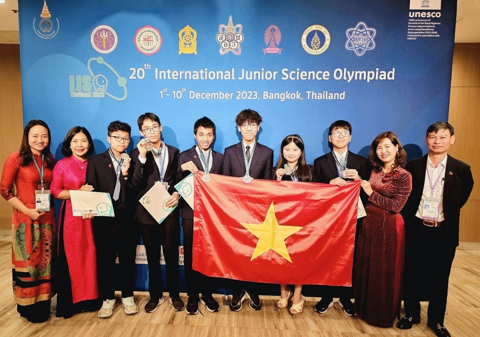 6 học sinh Hà Nội đại diện Việt Nam tham gia dự kỳ thi Olympic Khoa học trẻ quốc tế năm 2023 đều giành huy chương (Ảnh: HN)