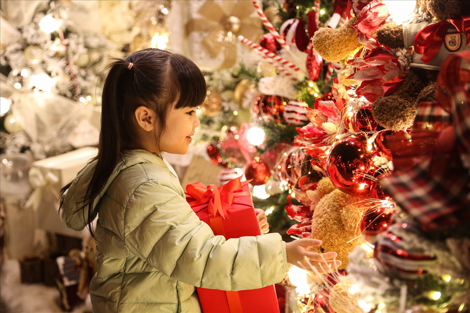Các bạn nhỏ vô cùng hào hứng, thích thú bởi những màu sắc lung linh của cây thông Noel.