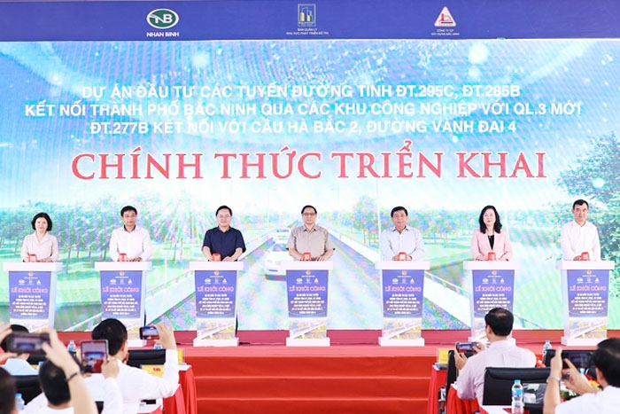 Thủ tướng Phạm Minh Chính cùng các đại biểu bấm nút khởi công dự án - Ảnh: VGP/Nhật Bắc