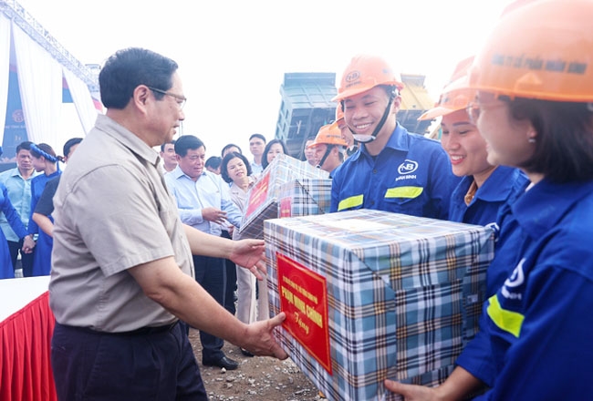 Thủ tướng tặng quà công nhân tại Dự án - Ảnh: VGP/Nhật Bắc