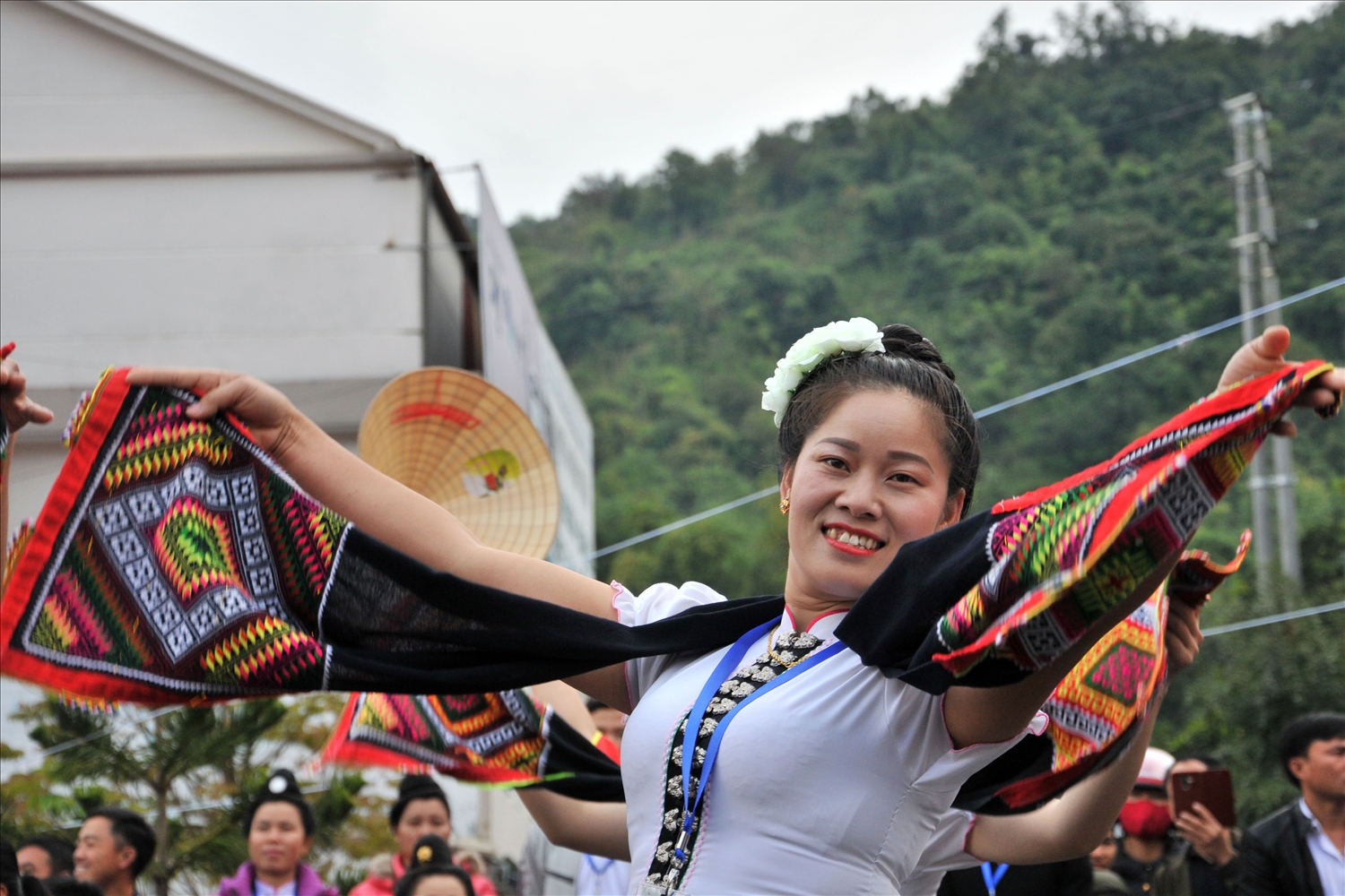 Trong các lễ hội, khăn piêu trở thành đạo cụ nổi bật khi trình diễn các làn diệu dân ca, dân vũ truyền thống của đồng bào Thái.