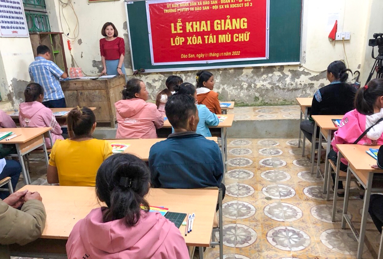 Lễ khai giảng lớp xóa mù chữ ở Dào San, Phong Thổ, Lai Châu