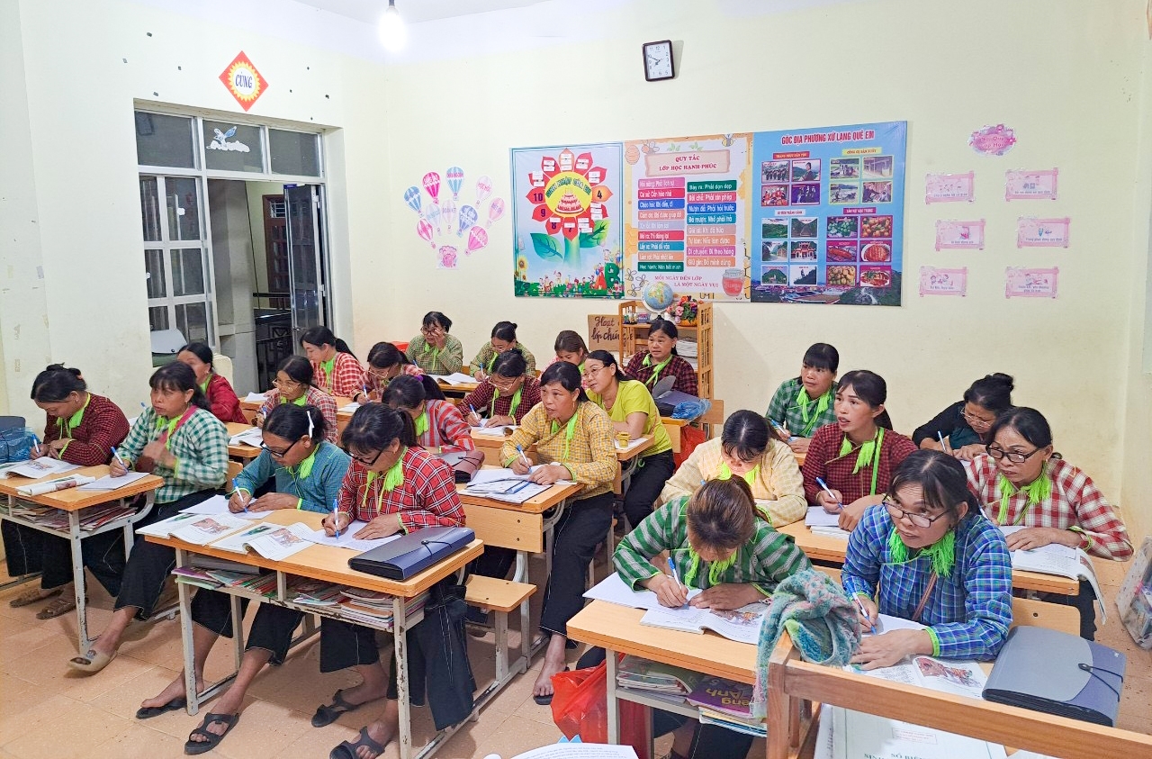 Lớp học xóa mù ở thôn Ba Sơn, xã Xuất Lễ huyện Cao Lộc, tỉnh Lạng Sơn