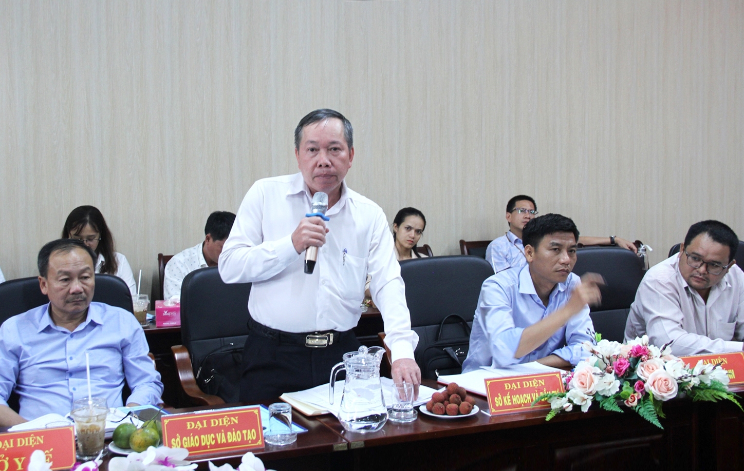 Trưởng phòng Dân tộc huyện Cư Kuin phát biểu ý kiến tại Hội nghị