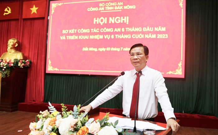 Phó Bí thư Tỉnh ủy, Chủ tịch UBND tỉnh Đắk Nông Hồ Văn Mười phát biểu tại hội nghị