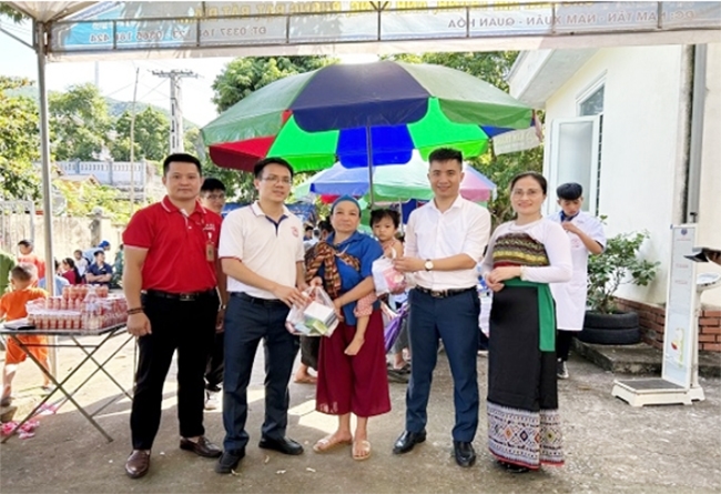 Trao quà và cấp thuốcmiễn phí cho người nghèo xã Nam Xuân, huyện biên giới Quan Hóa, Thanh Hóa