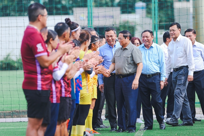 Thủ tướng Phạm Minh Chính tới thăm, động viên Đội tuyển bóng đá nữ quốc gia Việt Nam trước khi đội xuất quân, lên đường tham dự Vòng chung kết World Cup 2023. (Ảnh: VGP/Nhật Bắc)