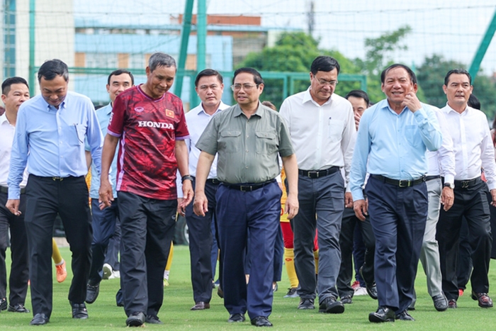 Thủ tướng thăm, động viên đội tuyển bóng đá nữ quốc gia Việt Nam. (Ảnh: VGP/Nhật Bắc)
