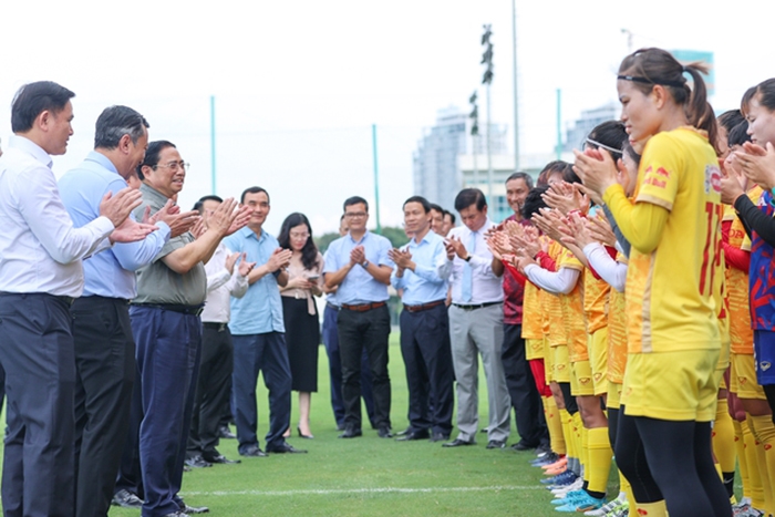 Thủ tướng chúc các nữ cầu thủ dự World Cup “thi đấu hết mình, chinh phục đỉnh cao”. (Ảnh: VGP/Nhật Bắc)