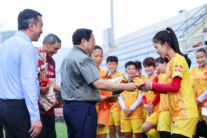 Thủ tướng tặng quà, động viên các cầu thủ Đội tuyển bóng đá nữ quốc gia Việt Nam. (Ảnh: VGP/Nhật Bắc)
