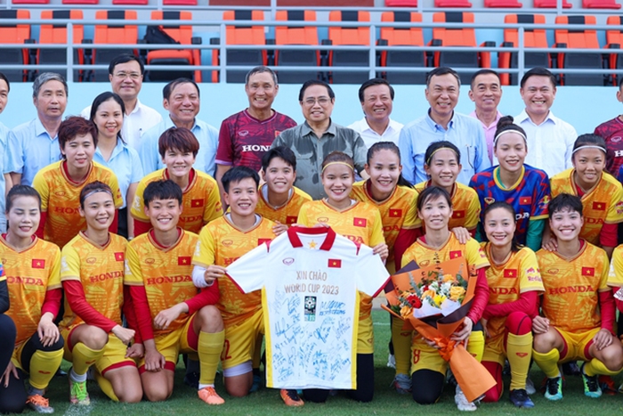 Thủ tướng cùng các thành viên Đội tuyển bóng đá nữ quốc gia Việt Nam. (Ảnh: VGP/Nhật Bắc)