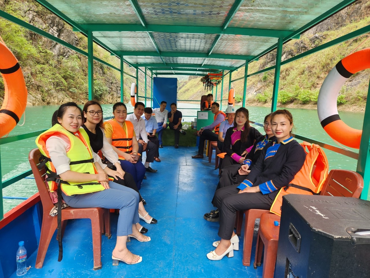 Hẻm Phong Lưu thu hút đông đảo du khách đến tham quan, thưởng ngoạn