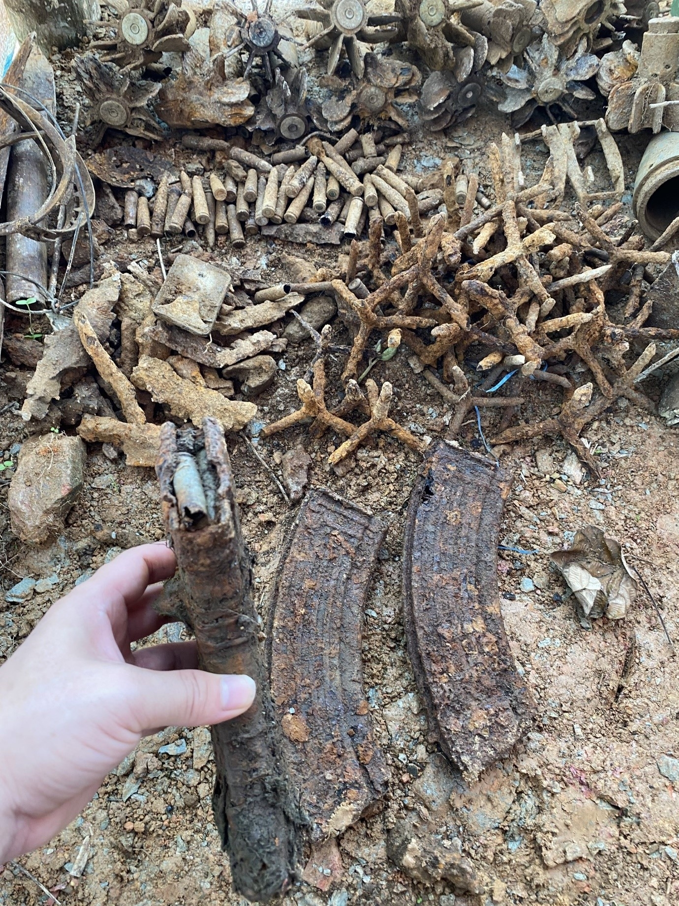 Bom mìn, vật liệu nổ tìm thấy trên biên giới Hà Giang
