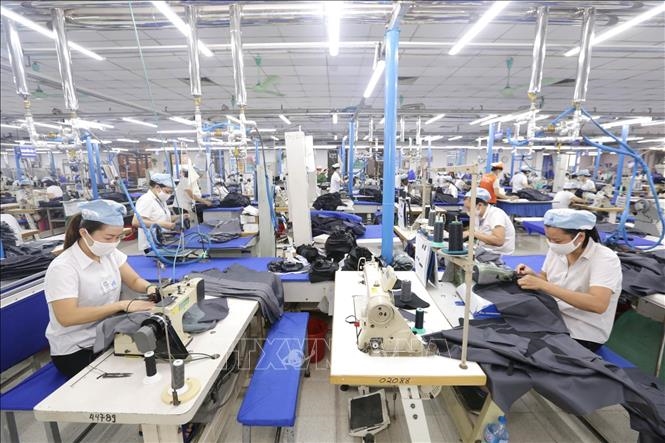Sản xuất hàng may mặc tại xí nghiệp may sơ mi, veston của Tổng Công ty May 10 tại Sài Đồng, Long Biên, Hà Nội. Ảnh (tư liệu): Anh Tuấn/TTXVN