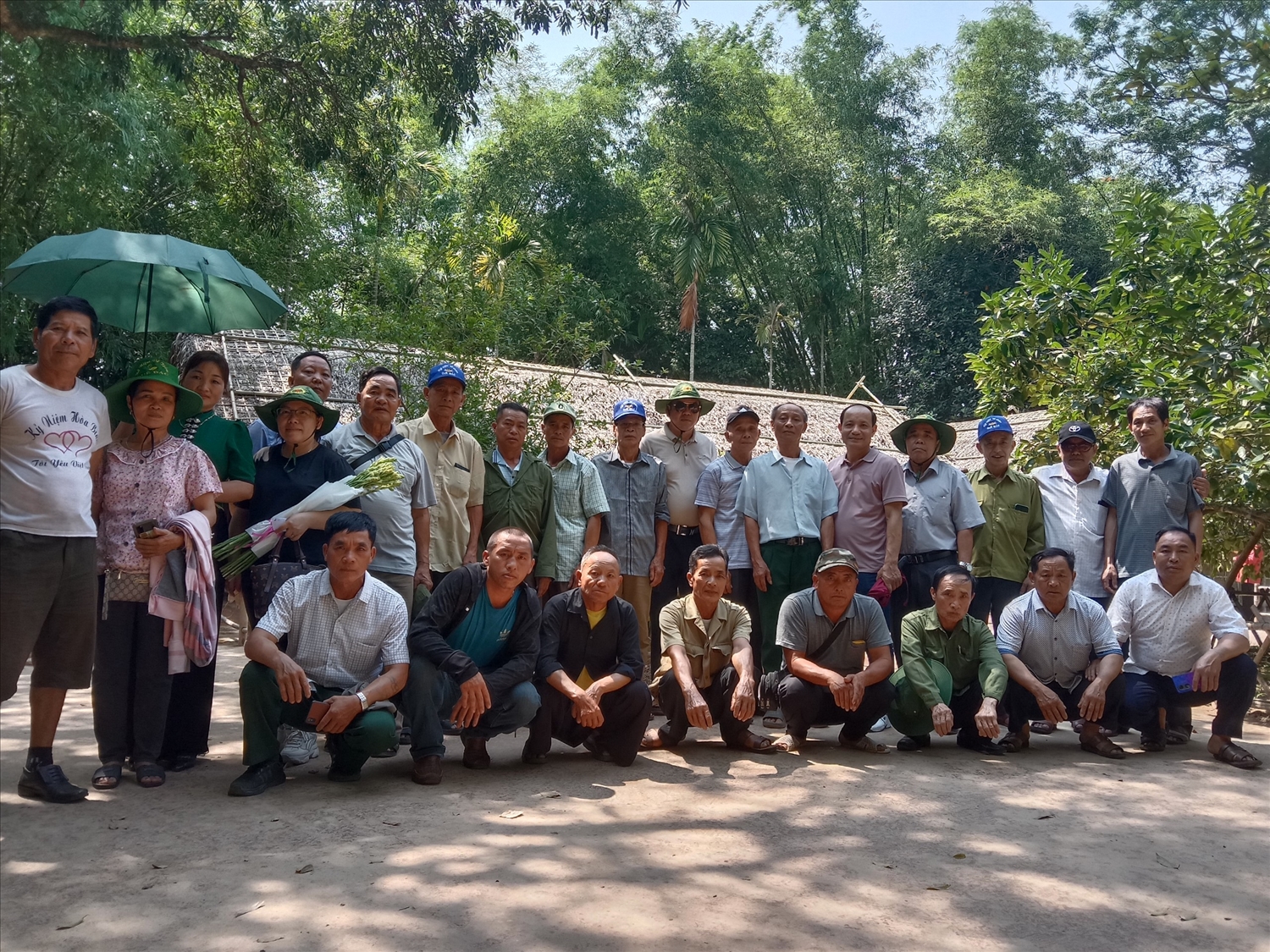 Đoàn đại biểu Người có uy tín tham quan quê Bác tại xã Kim Liên, huyện Nam Đàn, Nghệ An).