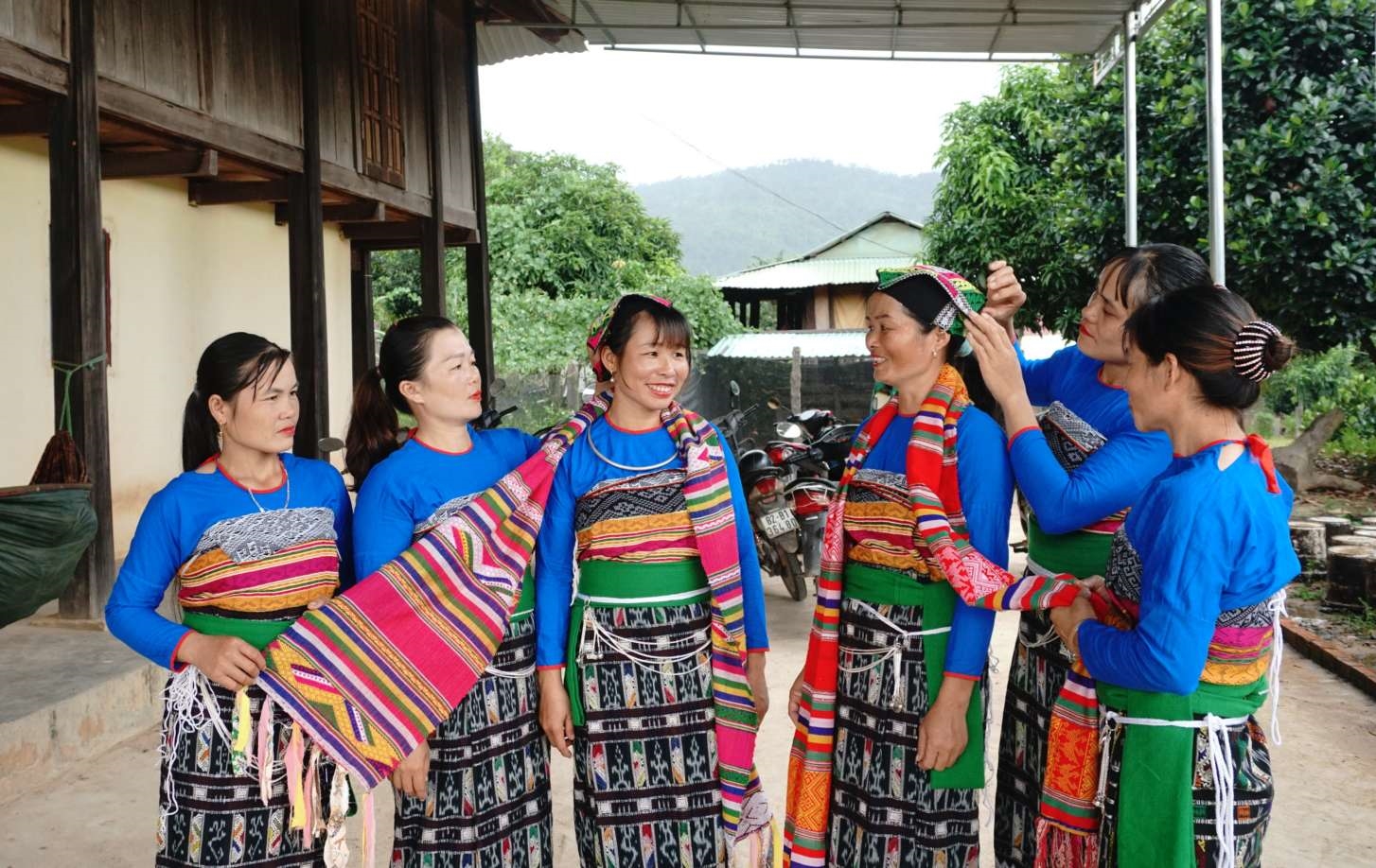 Được sự quan tâm của UBND huyện Ia H’Drai, Đội văn nghệ múa xòe người Thái được đầu tư trang phục đồng bộ, bài bản. 