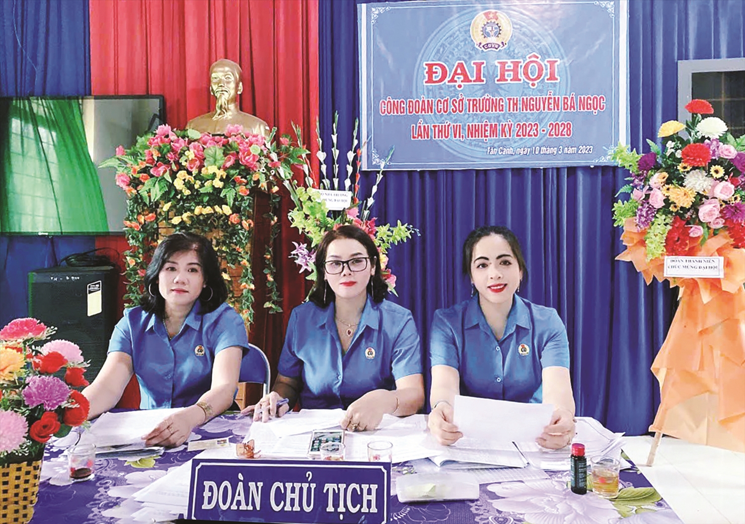 Cô Nguyễn Thị Uyên Ly (ngoài cùng bên phải) trong Đoàn Chủ tịch Đại hội Công đoàn trường