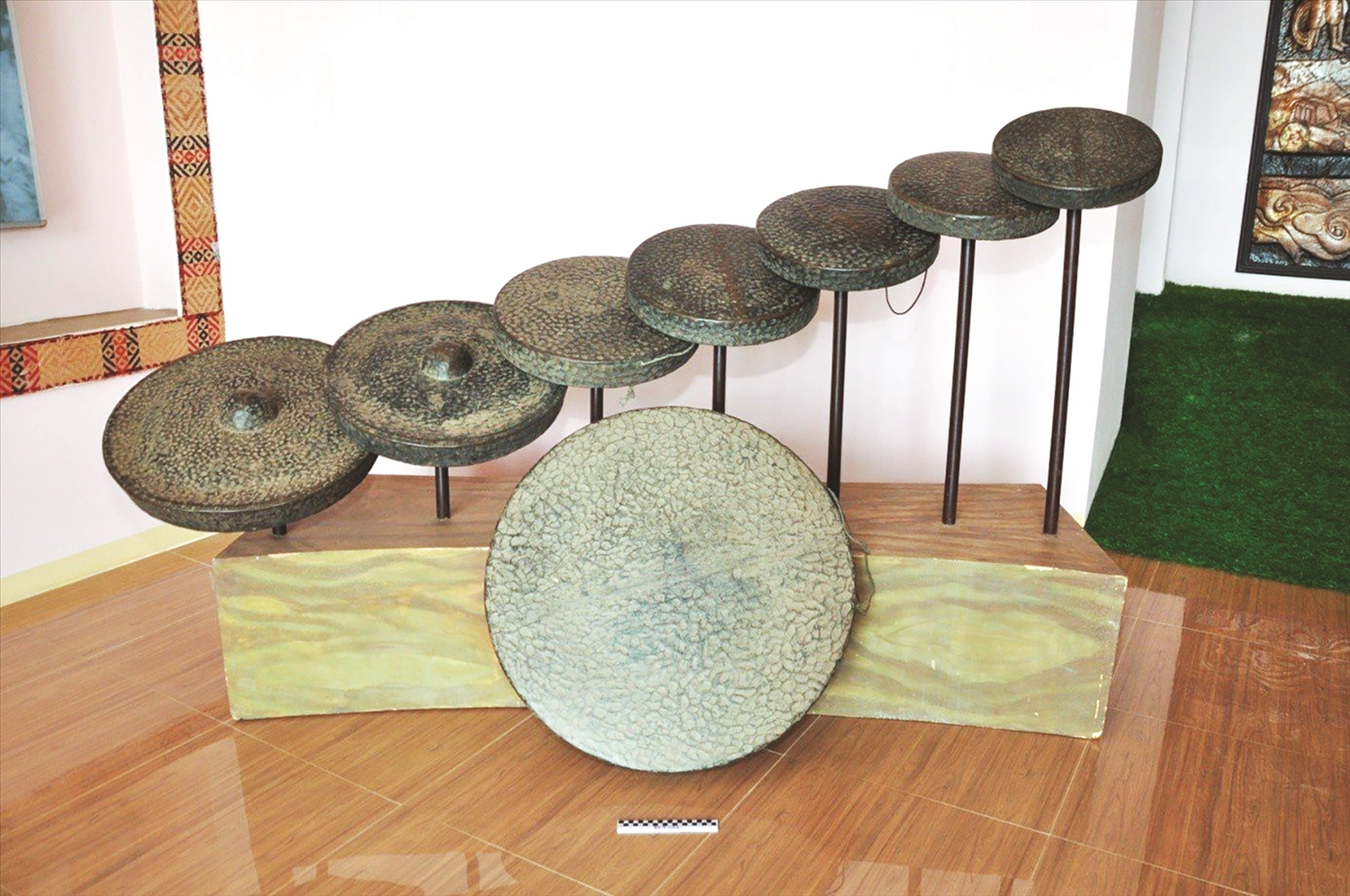 Bộ chiêng Nâm trưng bày tại Bảo tàng tỉnh Gia Lai. (Ảnh: Xuân Toản)