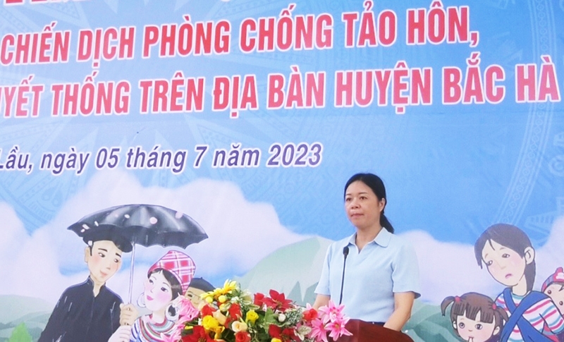 Bà Chu Thị Dương - Phó Chủ tịch UBND huyện phát động chiến dịch