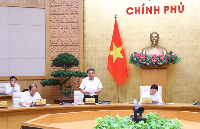 Bộ trưởng Bộ VHTT&DL Nguyễn Văn Hùng cho biết, Chương trình chấn hưng, phát triển văn hóa nhằm tạo thêm nguồn lực đầu tư cho văn hóa tương xứng với nhận thức văn hóa phải đặt ngang bằng kinh tế, chính trị. (Ảnh: VGP)