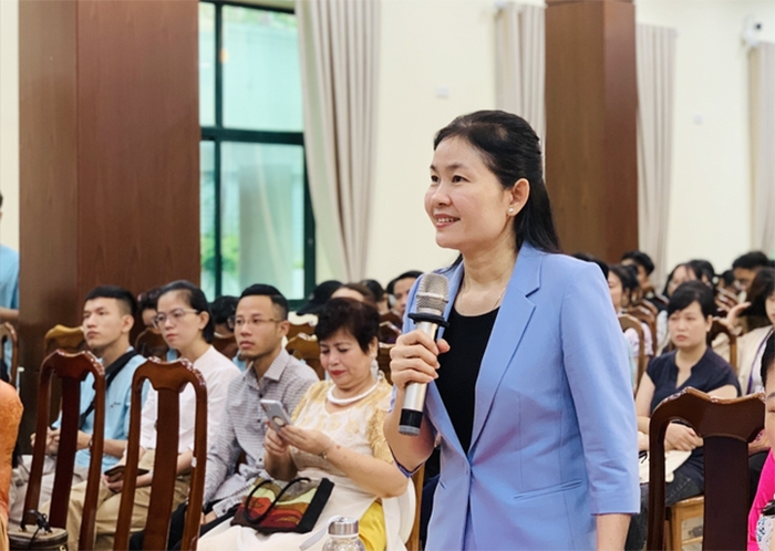 Bà Tôn Ngọc Hạnh - Phó Chủ tịch Hội Liên hiệp Phụ nữ Việt Nam phát biểu tại Tọa đàm