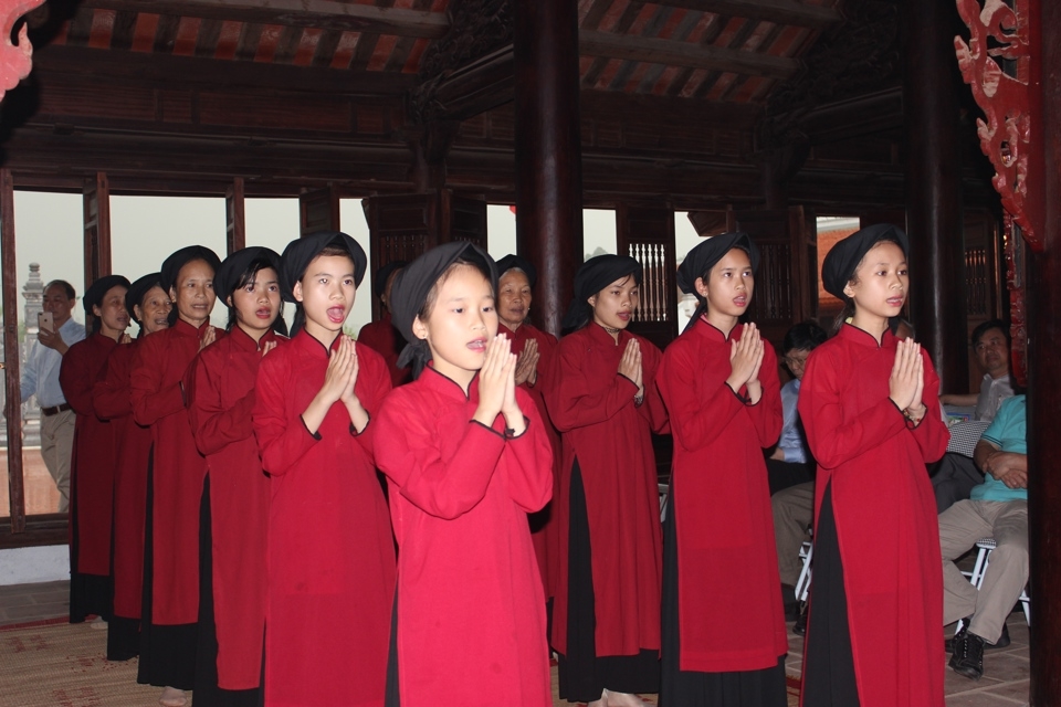 Các đào Xoan nhí thuộc phường Xoan xã Kim Đức biểu diễn hát Xoan tại miếu Lãi Lèn