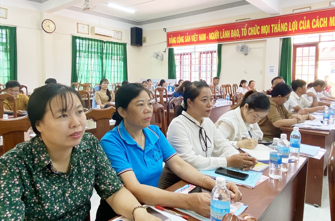 Cán bộ phụ nữ trên địa bàn huyện Cư Jút tham gia hội nghị