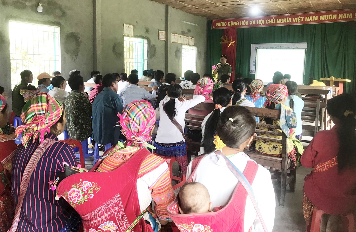 Một buổi tuyên truyền về tảo hôn và hôn nhân cận huyết thống tại thôn Lùng Chin Hạ, xã Thèn Chu Phìn, huyện Hoàng Su Phì 