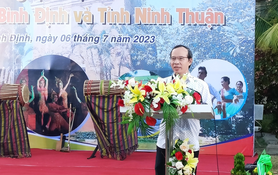 Ông Huỳnh Văn Lợi - Phó Giám đốc Sở Văn hóa và Thể thao tỉnh Bình Định phát biểu tại buổi giao lưu